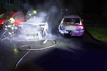 Požár dvou osobních aut likvidovali v úterý nad ránem hasiči v Kojetíně.