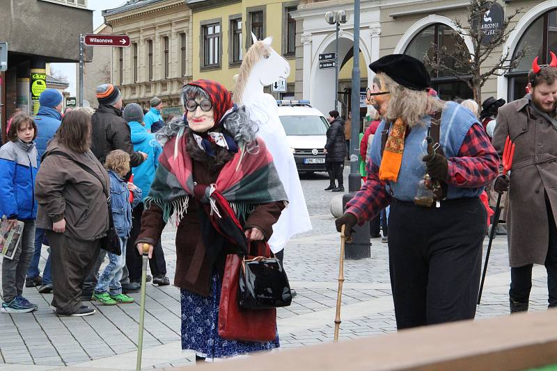 Přerovem prošel masopustní průvod. Nechyběli stárek se stárkovou, medvěd i smrtka.