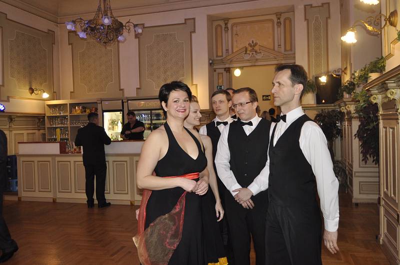 Reprezentační ples města Přerova se konal v sobotu večer v Městském domě. Hvězdou večera byl zpěvák Janek Ledecký.