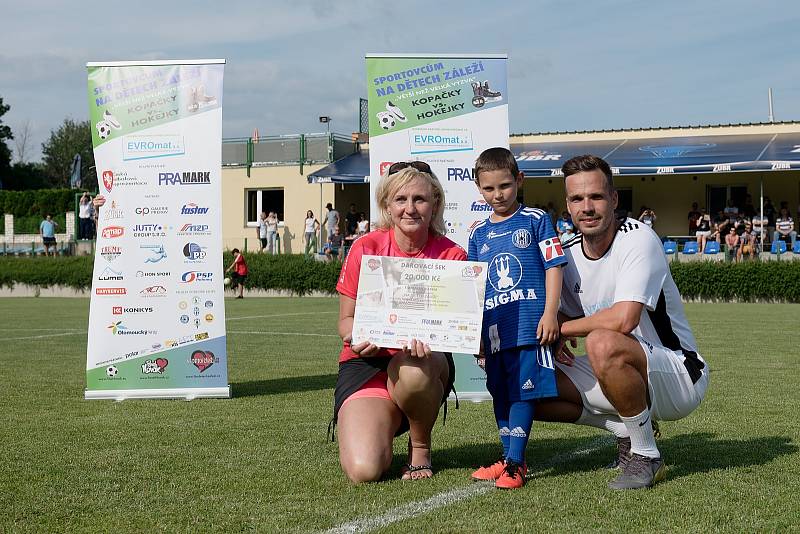 Benefiční fotbalové utkání v Kozlovicích mezi výběrem Kopaček (v bílém) a Hokejek (v červeném)