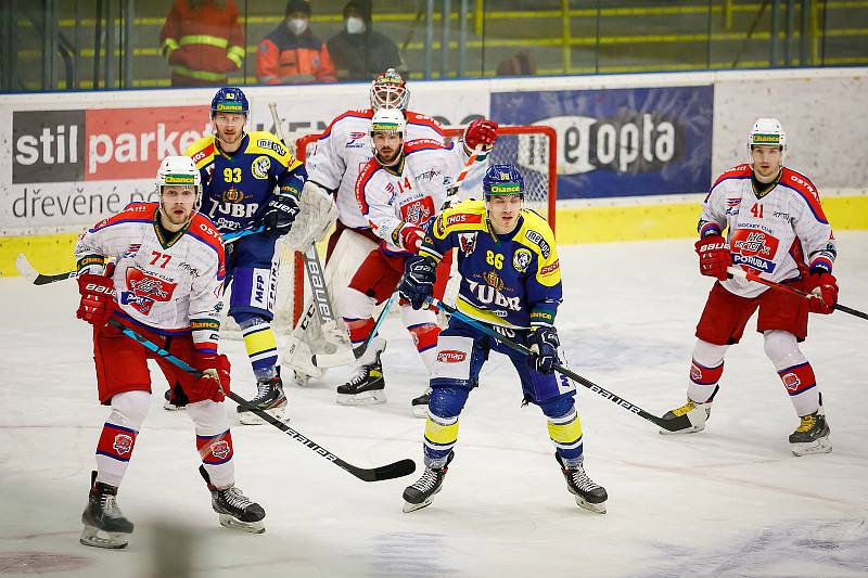 Hokejisté Přerova (v modrém) ve čtvttfinále play-off proti Porubě.