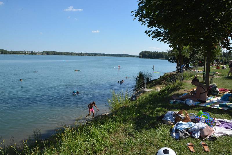 První prázdninovou sezonu si letos užívají lidé na "Tovačovské riviéře", která vznikla po úpravě břehů Annínského jezera. 3. srpna 2022