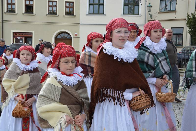 Vhozením smrtky do řeky Bečvy se děti z Folklorního souboru Trávníček rozloučily se zimou. Tradiční vynášení smrtky přilákalo v neděli dopoledne do centra Přerova davy lidí.