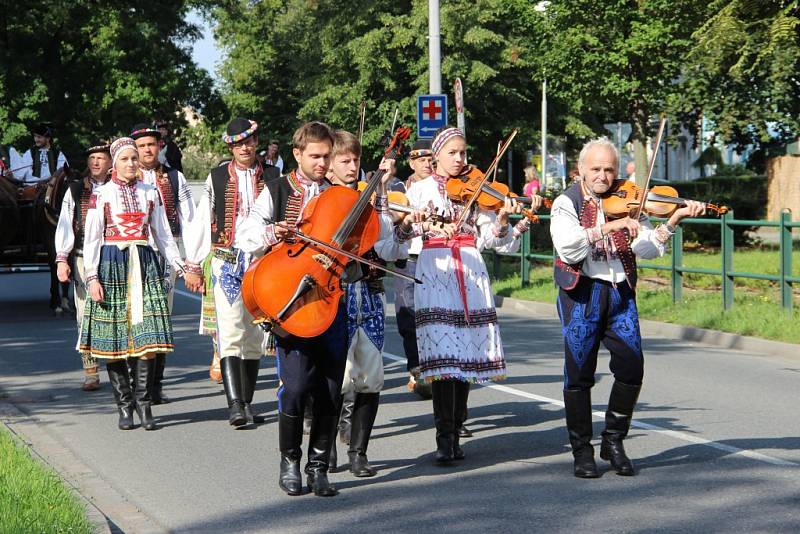 Velkolepý krojovaný průvod Hanáků s Ječmínkovou jízdou králů prošel v neděli ráno ulicemi Kojetína. Město celý víkend žilo tradičními hody.