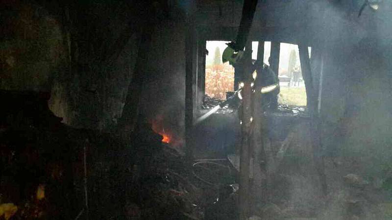Hasiči zasahují u požáru staršího rodinného domu v Polkovicích na Přerovsku.