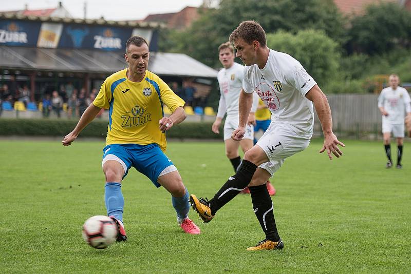 Fotbalisté Kozlovic (ve žlutém) proti Strání.