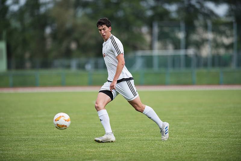 Fotbalisté Přerova (v modrém) v přátelském utkání s 1. HFK Olomouc