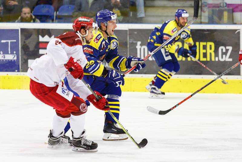 Hokejisté HC Zubr Přerov (v modrém) proti Frýdku-Místku (1:3).