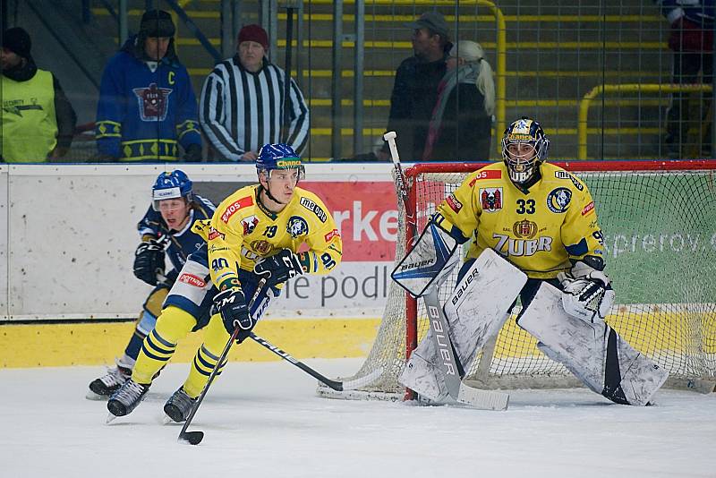 Hokejisté Přerova (ve žlutém) doma zdemolovali Kladno 6:2.