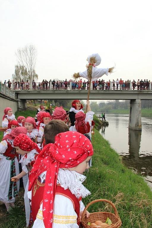 Tradičnímu obřadu loučení se zimou přihlížely v neděli dopoledne desítky Přerovanů. Vynášení smrtky je na Hané tradicí, která se přenáší z generace na generaci. 