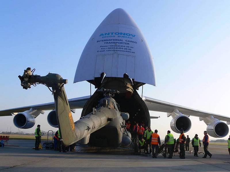 Obrovský letoun Antonov Ruslan přistál na přerovském letišti v Bochoři, přepravil tři vrtulníky.