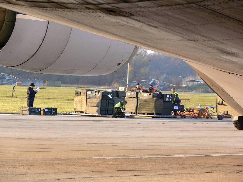 Obrovský letoun Antonov Ruslan přistál na přerovském letišti v Bochoři, přepravil tři vrtulníky.