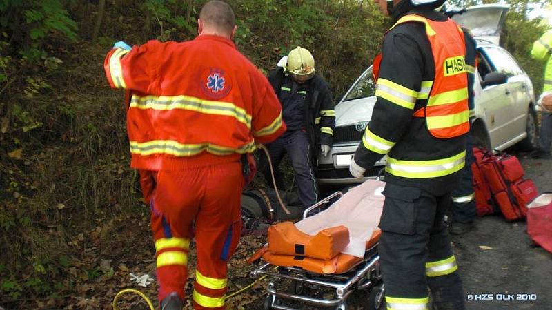 Ke srážce osobního vozidla s chodcem došlo na komunikaci z Tršice Zákřov směrem na Lázničky,