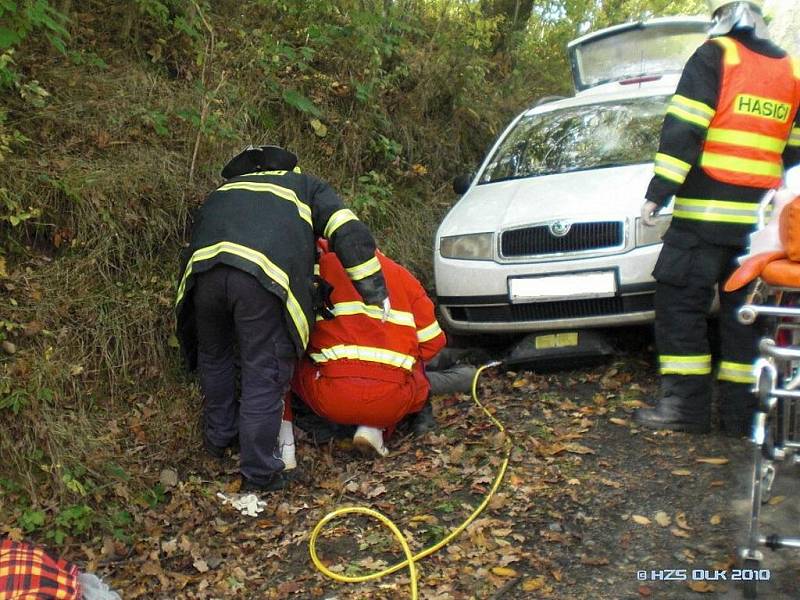 Ke srážce osobního vozidla s chodcem došlo na komunikaci z Tršice Zákřov směrem na Lázničky,