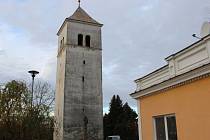 Zvonice ze 16. století v Dřevohosticích