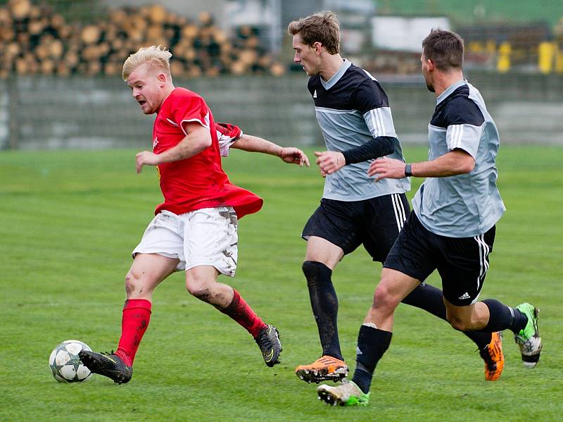 Fotbalisté Želatovic (v šedém) proti TJ Medlov