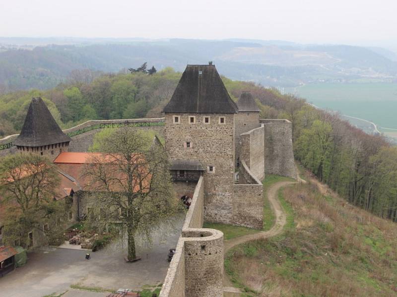 Turistická sezona na Helfštýně právě začala - brány této středověké památky se v sobotu otevřely návštěvníkům, kteří si mohli prohlédnout historickou mincovnu a expozici archeologie, nebo si užít nádherný výhled z věže.  