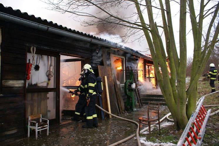 Hasiči zasahují u požáru dílny v obci Čechy na Přerovsku