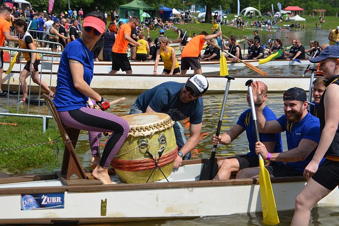 Přerovskou Lagunu ovládl Festival dračích lodí