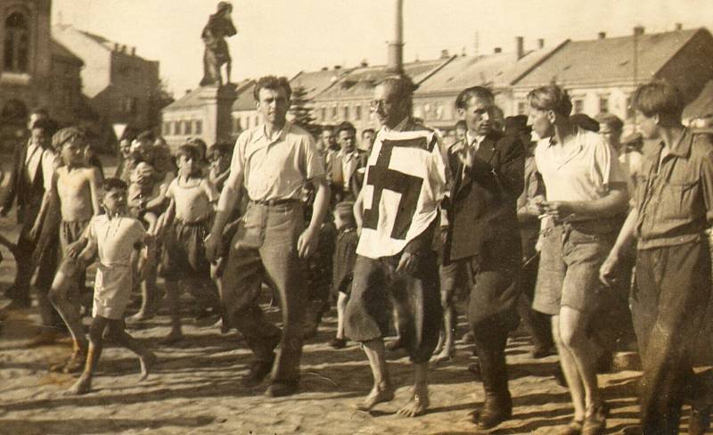Dav, který vede Němce Otto Pánka Kojetínem 14. května 1945.