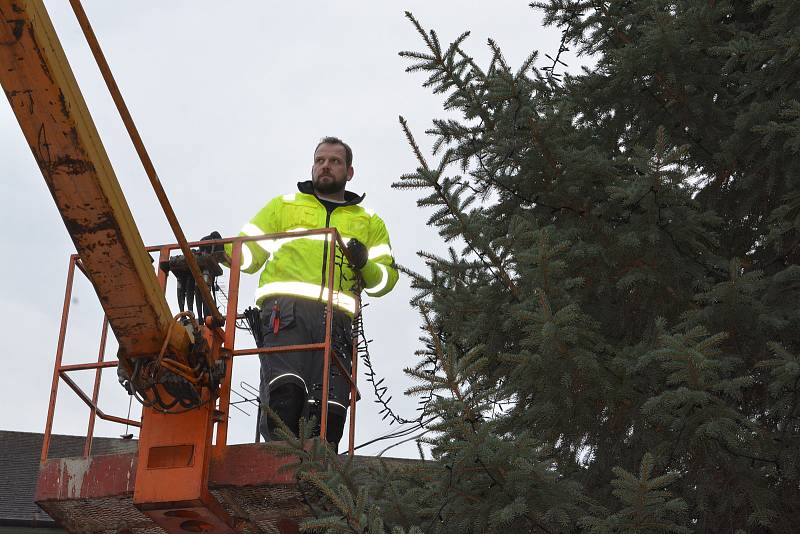 Na Masarykově náměstí už je připravené pódium a rozestavěny jsou i dřevěné prodejní stánky. Vánoční strom se slavnostně rozzáří v neděli 27. listopadu.