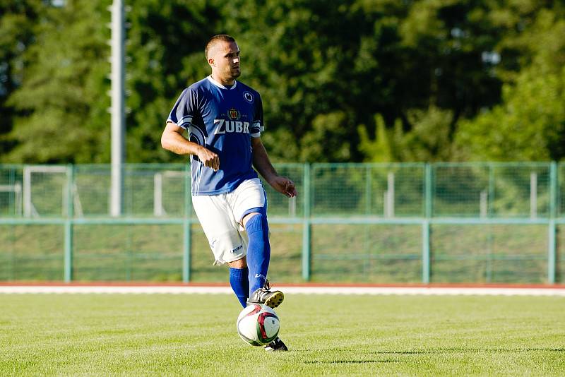 Fotbalisté Přerova (v modrém) proti rezervě 1. HFK Olomouc.