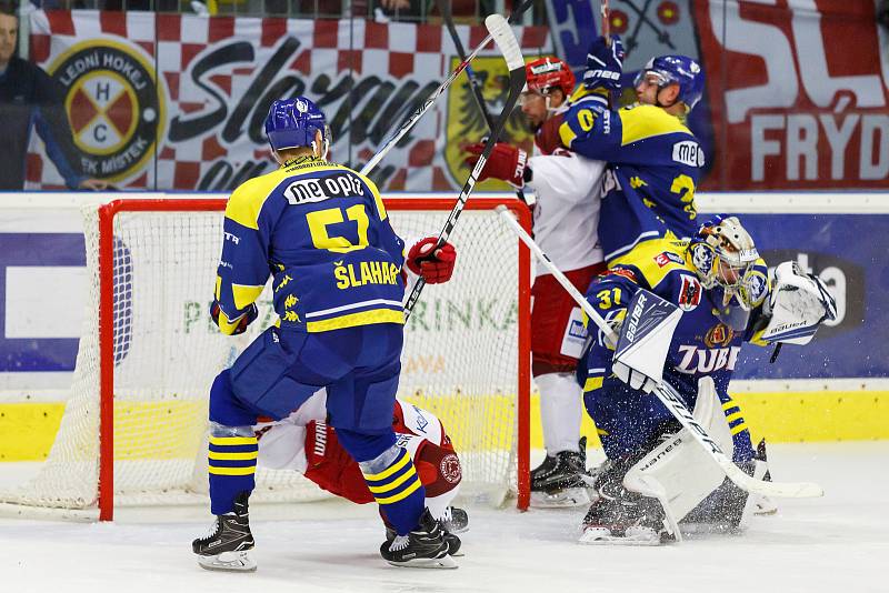 Hokejisté HC Zubr Přerov (v modrém) proti Frýdku-Místku (1:3).