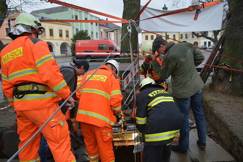 Přerovští dobrovolní hasiči v sobotu odčerpávali vodu z historické studny na Horním náměstí. Spolu s archeology prozkoumávali její dno.