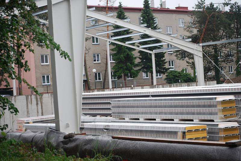 Stavba nové tenisové haly v Přerově pokračuje rychlým tempem. Dokončena by měla být do listopadu.