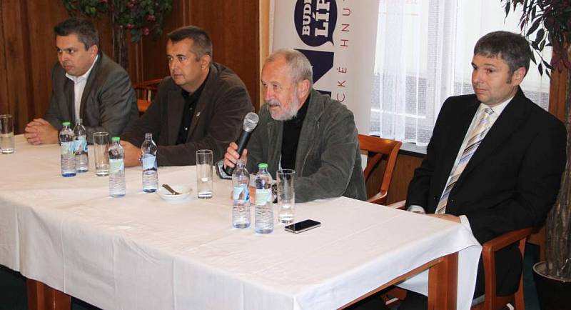 Zleva Petr Hermély, Petr Vrána, Vladimír Puchalský a Radek Pospíšilík představili na tiskové konferenci novou přerovskou koalici. 