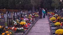 Lidé položili stovky svíček na přerovském hřbitově, aby uctitli památku zesnulých v podvečer pátku 2. listopadu. 