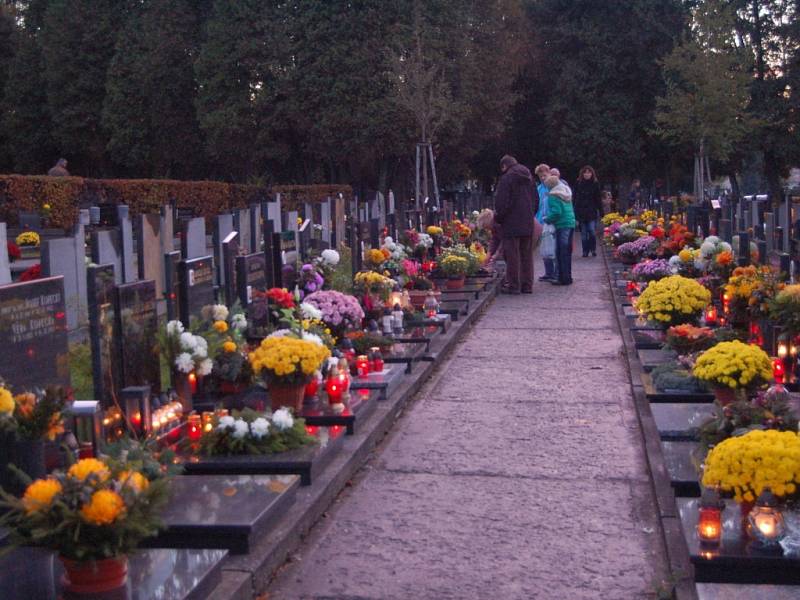 Lidé položili stovky svíček na přerovském hřbitově, aby uctitli památku zesnulých v podvečer pátku 2. listopadu. 