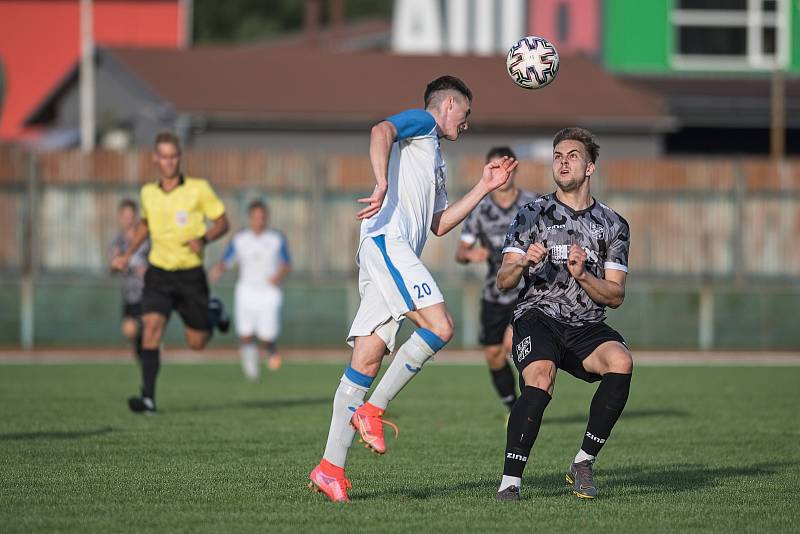 Fotbalisté Přerova (v bílém) proti Polance nad Odrou.