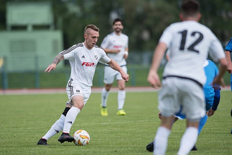 Fotbalisté Přerova (v modrém) v přátelském utkání s 1. HFK Olomouc