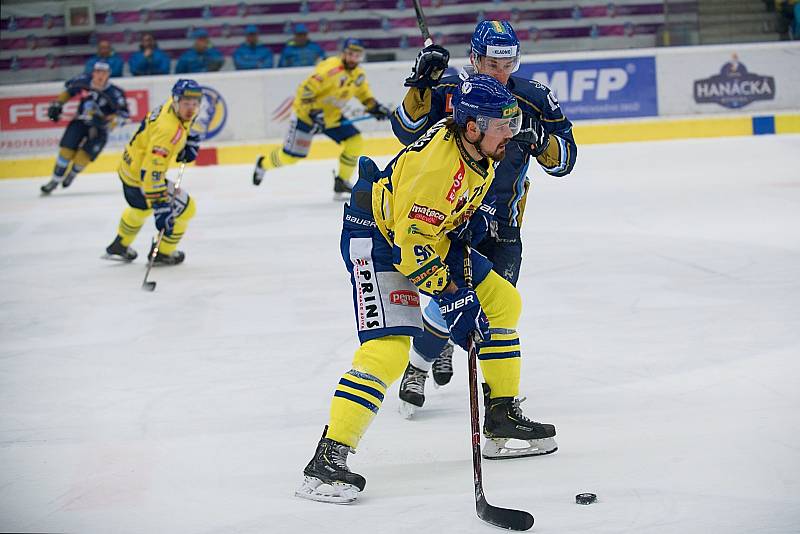 Hokejisté Přerova (ve žlutém) doma zdemolovali Kladno 6:2.