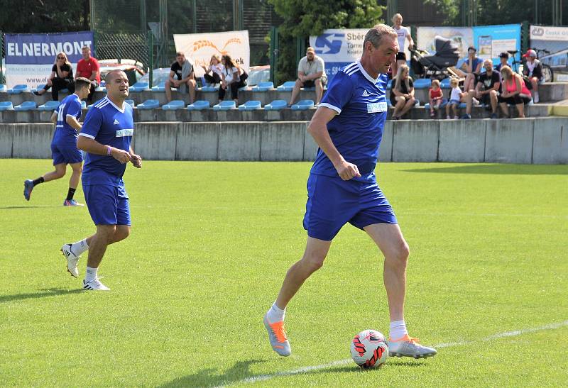 Benefiční fotbalové utkání Na Dětech Záleží. Tým Martina Zaťoviče (v modrém) proti týmu Tomáše Kundrátka (v bílém).