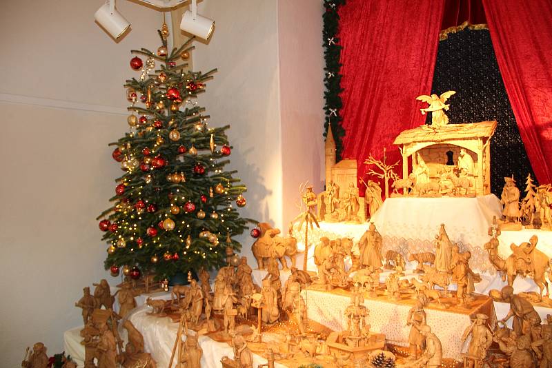 Pravou adventní náladu vykouzlila výstava Vánoce na zámku, která začala v neděli odpoledne v Muzeu Komenského v Přerově. Jejím letošním tématem je moravský venkov a vánoční zvyky na Hané. K vidění je i unikátní Zbořilův betlém.