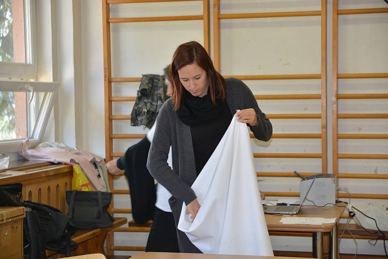 Volební místnosti na Přerovsku se zavřely - a okrskové volební komise začaly s přepočítáváním hlasů. Například v okrsku v budově mateřské školy nedaleko přerovského hřbitova byla účast slušná - 44 procent.