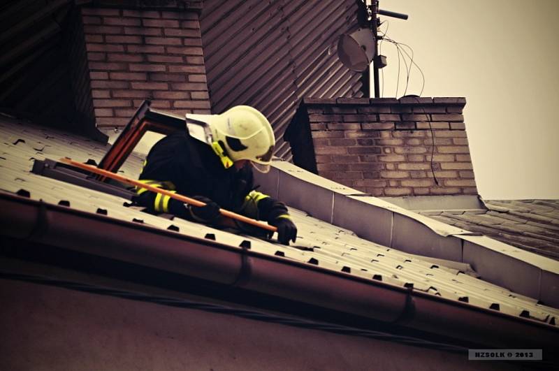 Odstraňování uvolněné střechy na jednom z kojetínských domů