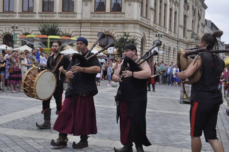 Historický průvod centrem Přerova, ale také řemeslný jarmark a celá řada zajímavých vystoupení na Horním náměstí - takový byl program Svatovavřineckých hodů během neděle.