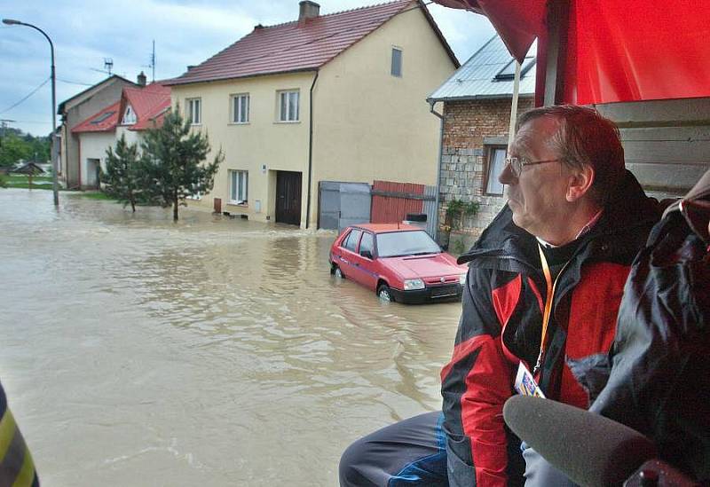 Hejtman Martin Tesařík v zaplavených Troubkách, 18. května 2010 odpoledne 