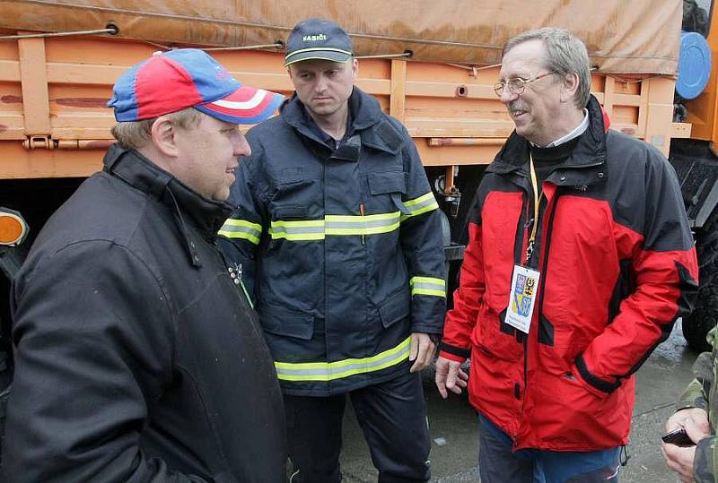 Starosta Troubek Radek Brázda, velitel krajských hasičů Karel Kolařík a hejtman Martin Tesařík v zaplavených Troubkáchy