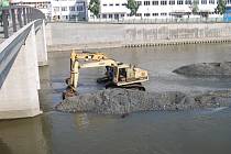 Pracovníci Povodí Moravy začali bagry rozhrnovat nánosy štěrku a čistit koryto řeky Bečvy v Přerově. Odstávka na jezu potrvá až do 27. července.