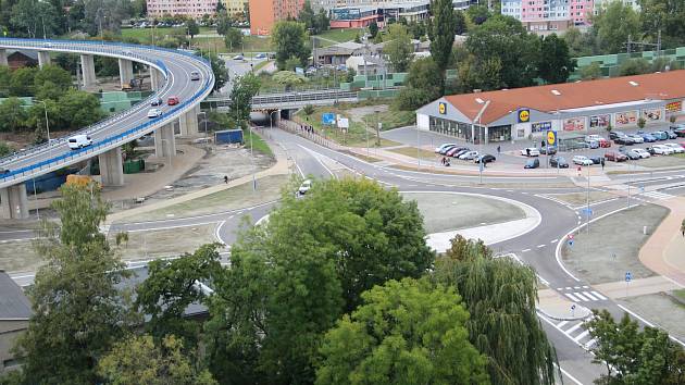 Mimoúrovňové křížení v Předmostí s novou okružní křižovatkou u Lidlu. Auta po ní začala proudit v úterý 21. září v odpoledních hodinách.