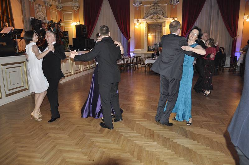 Reprezentační ples města Přerova se konal v sobotu večer v Městském domě. Hvězdou večera byl zpěvák Janek Ledecký.