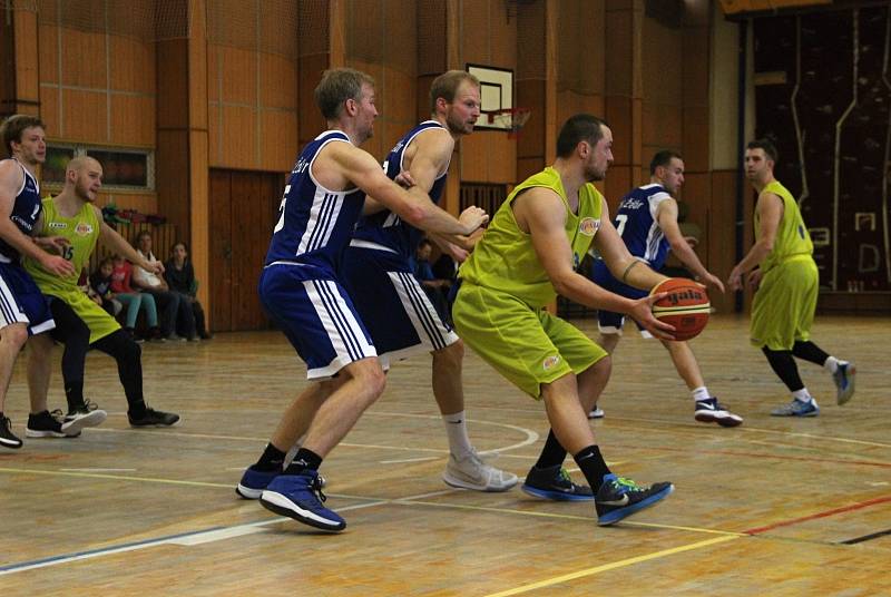 Basketbalisté Lipníku (ve žlutém) v utkání s BK Žďár nad Sázavou.