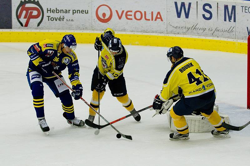 Hokejisté Přerova (v modrém) proti Ústí nad Labem (7:4).