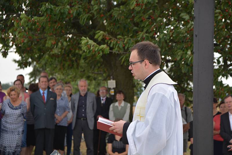 Památník masakru na Švédských šancích. Kříž z dílny uměleckého kováře Jiřího Jurdy vysvětil přerovský kaplan.