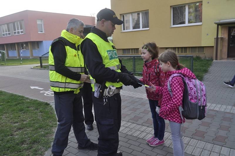 Policisté se tento týden zaměřili na bezpečné přecházení dětí u základních škol v Přerově. Jedno ze stanovišť bylo ve středu i před školou v Hranické ulici v Předmostí.