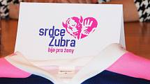 Přerovský hokejový klub uspořádal tiskovou konferenci k vydařené charitativní akci „Srdce Zubra bije pro Ženy“, při níž vybral přes 100 000,– Kč pro organizaci Mamma HELP. Ta pomáhá v boji s rakovinou prsu.